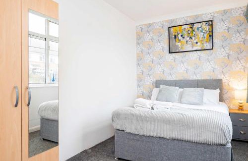 Guildford House | 5 bedroom Modern Home in Guilford - Sleeps 9