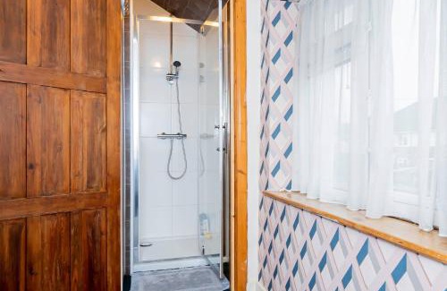 Guildford House | 5 bedroom Modern Home in Guilford - Sleeps 9