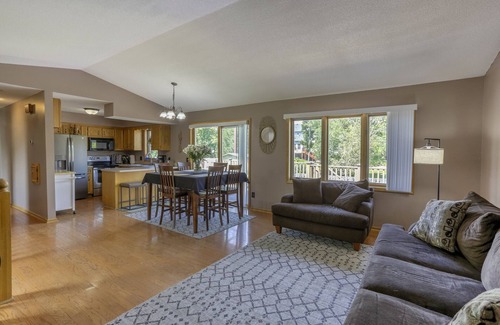 Burnsville House | 5- Bedroom Private Home- Quiet Neighborhood- Pet Friendly