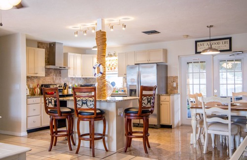 Walsingham House | 5 bedroom, spacious home, just minutes to Beach!
