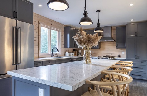 Chatsworth House | 5-bedroom stunning, modern log home with outdoor sauna and firepit