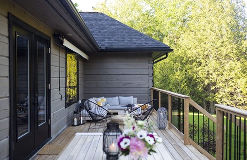 Chatsworth House | 5-bedroom stunning, modern log home with outdoor sauna and firepit