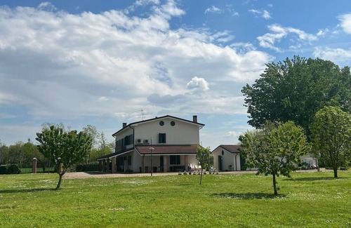San Giorgio di Mantova Villa | 5 Bedroom Villa in Mottella