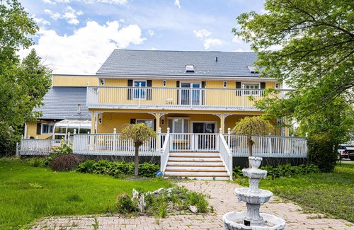 Lagoon City Cottage | 5-Bedroom Waterfront Cottage