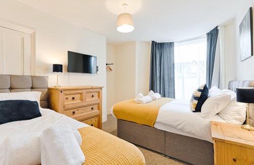 Uplands Apartment | 5 Bedrooms 4 Double rooms Smart Tv's in all rooms