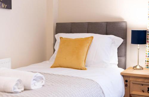 Uplands Apartment | 5 Bedrooms 4 Double rooms Smart Tv's in all rooms