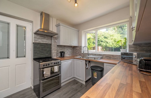 Shirley House | 5 beds (3 bedrooms) house, Solihull City Centre, NEC, Train Station, Airport