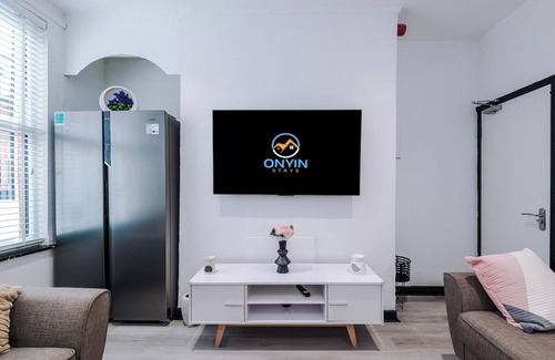 Leeds House | 5 br house sleeps 12 near Leeds City Centre with free parking