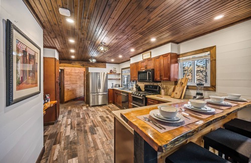 Dysart et al Cottage | 5 BR Lakefront Cabin With Pool, Kayak, BBQ, Boat Launch, Game Room