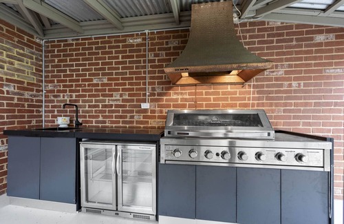 Leopold House | 5 BR ReedyLake Farmstay By Geelong Leopold
