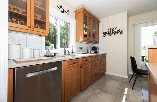 Jasper East House | 5-Br Tranquil Retreat | HEATED Pool & Hot Tub | 12-Mins to Jasper National Park
