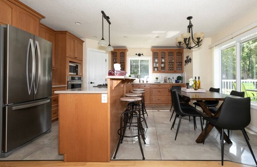 Jasper East House | 5-Br Tranquil Retreat | HEATED Pool & Hot Tub | 12-Mins to Jasper National Park
