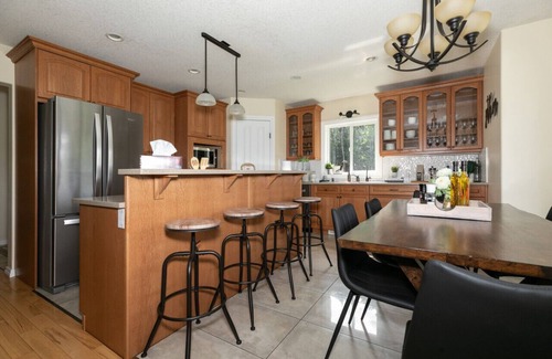 Jasper East House | 5-Br Tranquil Retreat | HEATED Pool & Hot Tub | 12-Mins to Jasper National Park