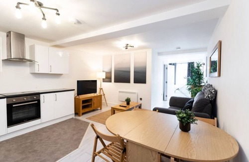 Swindon Apartment | 5 Com Road Apartments - Long Stay Disc - Sleeps 2