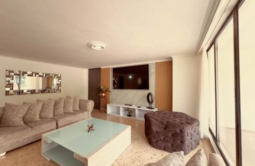 Patio Bonito Apartment | 5 Hab, espacioso, piscina, al lado del Tesoro!