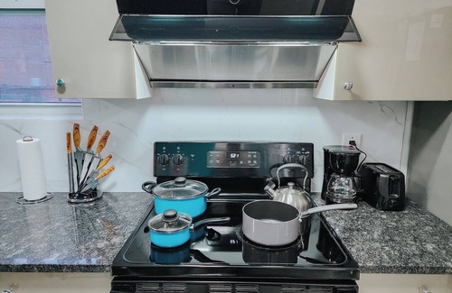 Poplar Apartment | 5 King Beds/5 En-Suite Bathrooms/Ping-Pong