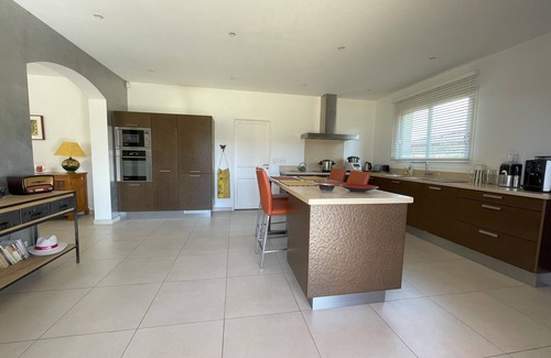 Aix-en-Provence Villa | 5 kms from Aix en Provence (Puyricard) 4-bedroom villa swimming pool garden 2000 m2