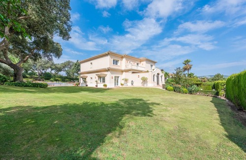 San Roque Villa | 5* luxury villa. San Roque Club. 2-tier pool. WiFi via fibre optic. Walk to golf