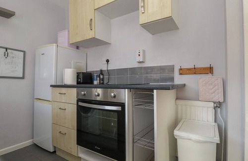Marlborough Cottage | 5 MAYFIELD, family friendly, with a garden in Marlborough, Wiltshire