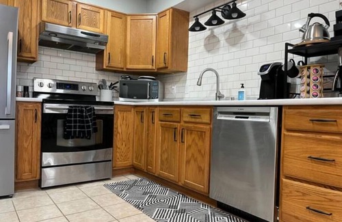 Dale House | 5 Miles from Holiday World sleeps 11+ —Family Escape