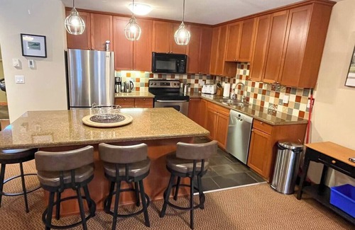 East Kootenay Condo | 5 Min. Drive to the Resort & Fernie. Hot Tub