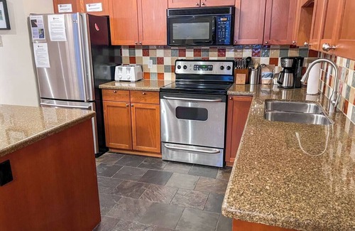 East Kootenay Condo | 5 Min. Drive to the Resort & Fernie. Hot Tub
