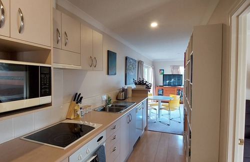 Pinehill House | 5 min to Albany Mall, 2 min from motorway. Pinehill 2 Bedroom Unit.