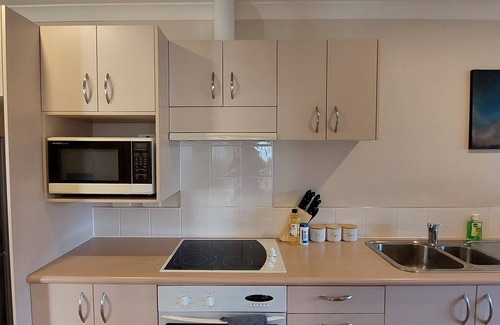Pinehill House | 5 min to Albany Mall, 2 min from motorway. Pinehill 2 Bedroom Unit.