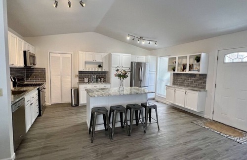 Gahanna House | 5-min to Easton! Modern home nestled in peaceful cul-de-sac in Gahanna!
