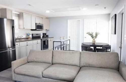 Burlington House | 5 Min to Elon - In Unit Washer and Dryer - Fast Wi-Fi