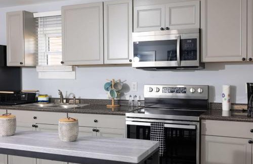 Burlington House | 5 Min to Elon - In Unit Washer and Dryer - Fast Wi-Fi
