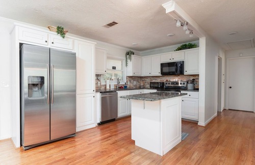 Columbus House | 5 min Walk to Cooper Creek. Cozy Outdoor Space! 15-20 minutes to Ft Moore.