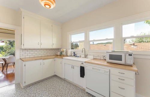 Roseburg Apartment | 5 min walk to downtown! Newly renovated with original hardwoods and clawfoot tub