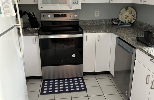 Bass River House | 5 min walk to Ocean beaches, Cape Cod decor, quiet street, private back yard