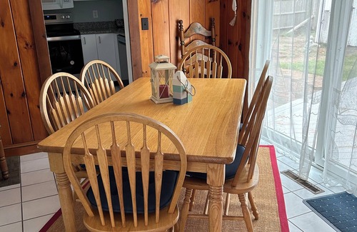 Bass River House | 5 min walk to Ocean beaches, Cape Cod decor, quiet street, private back yard