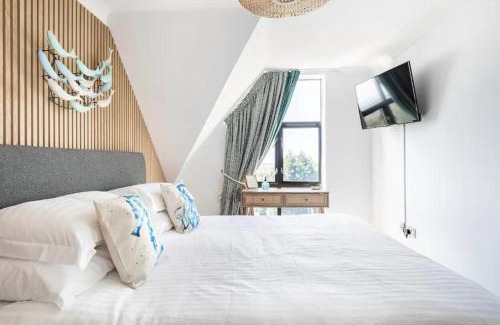 Boscundle Apartment | 5 mins from the Eden Project Baybreeze Holiday Apartment, Sea Views, Super Kingsize Beds