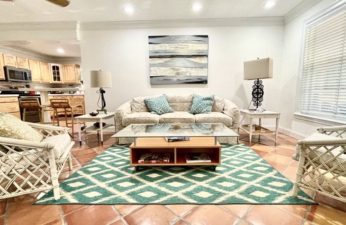 Parrot Cove House | 5 Mins to Beach and Golf, 20 mins to Wellington!