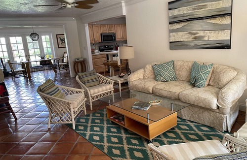 Parrot Cove House | 5 Mins to Beach and Golf, 20 mins to Wellington!