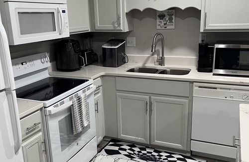 Hinesville Apartment | 5 minutes to Fort Stewart , home of 3ID!Newly renovated ultra modern apartment