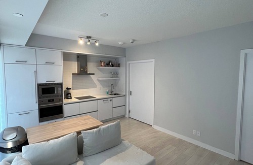 Mount Pleasant West Condo | 5 minutes to the Downtown Family-sized condo Restaurants and Bars.n