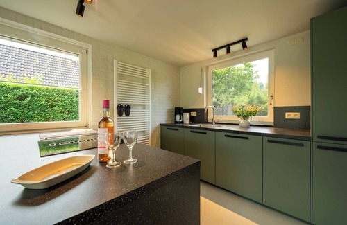 Wolphaartsdijk House | 5 Minutes' walk from beach on Lake Veere, child-friendly, spacious, enclosed garden, dog welcome