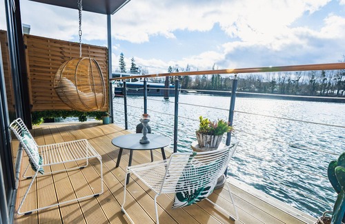 Sandrancourt Boat Rental | 5*: Nid d'amour sur l'eau avec Jacuzzi (40' Paris)