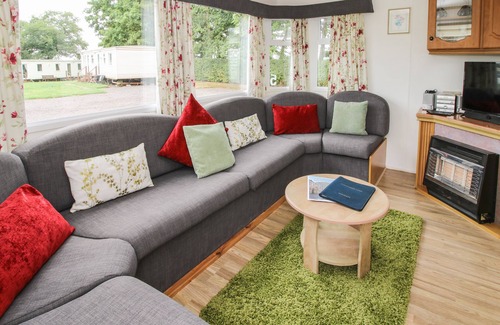 Much Wenlock Cottage | 5 OLD ORCHARD, pet friendly, with a garden in Much Wenlock