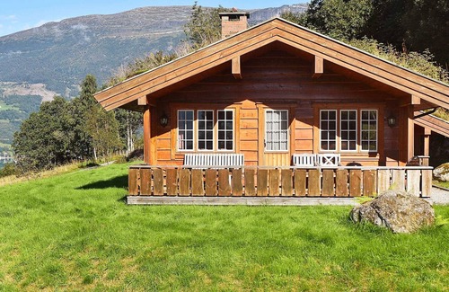 Olden House | 5 Person Holiday Home in Olden