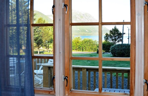 Austvagoy House | 5 person holiday home in LAUPSTAD