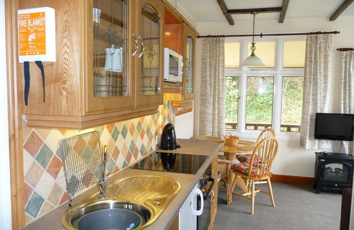 Portreath Apartment | 5~Short walk~Beach~Pubs~Shops: Chlorine safe Pool and Hot tub, Games room, WiFi