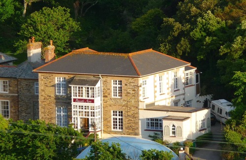 Portreath Apartment | 5~Short walk~Beach~Pubs~Shops: Chlorine safe Pool and Hot tub, Games room, WiFi