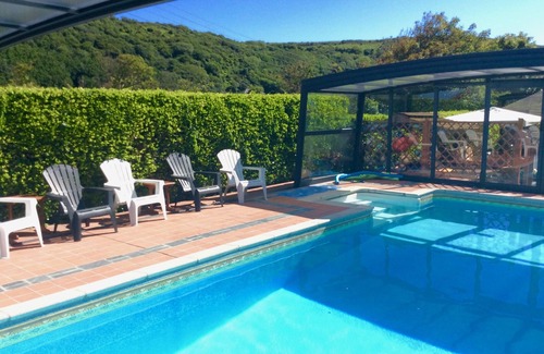 Portreath Apartment | 5~Short walk~Beach~Pubs~Shops: Chlorine safe Pool and Hot tub, Games room, WiFi