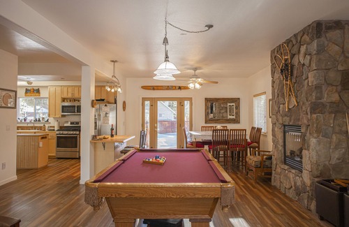 Tahoe Paradise House | 5 Star Comfort & Fun for everyone, 15 min to ski & lake. H.Tub, P.Tbl, LG yard
