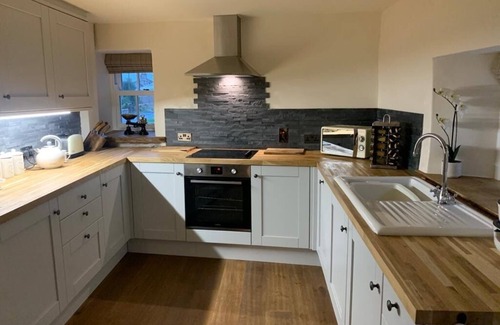 Austwick Cottage | 5 Star Cottage on The Green with Log Burner (Dog Friendly)
